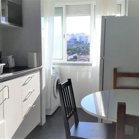 Twin Beds Bedroom Sharing, Wifi And Ac, 300 Meters From Station リスボン