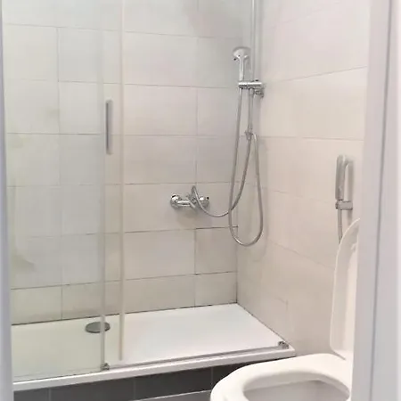 ゲストハウス Twin Beds Bedroom Sharing, Wifi And Ac, 300 Meters From Station