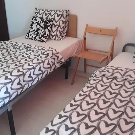 Twin Beds Bedroom Sharing, Wifi And Ac, 300 Meters From Station Gæstehus *