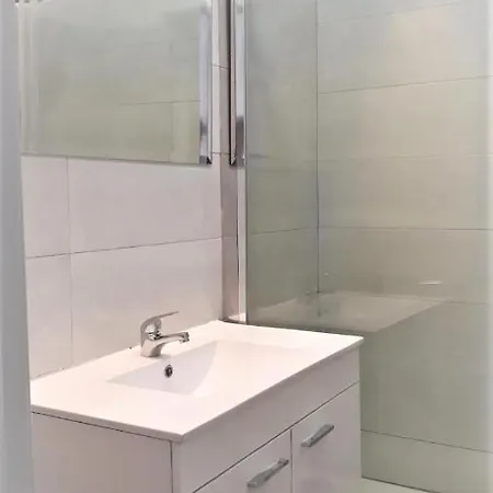 Πανσιόν Twin Beds Bedroom Sharing, Wifi And Ac, 300 Meters From Station *